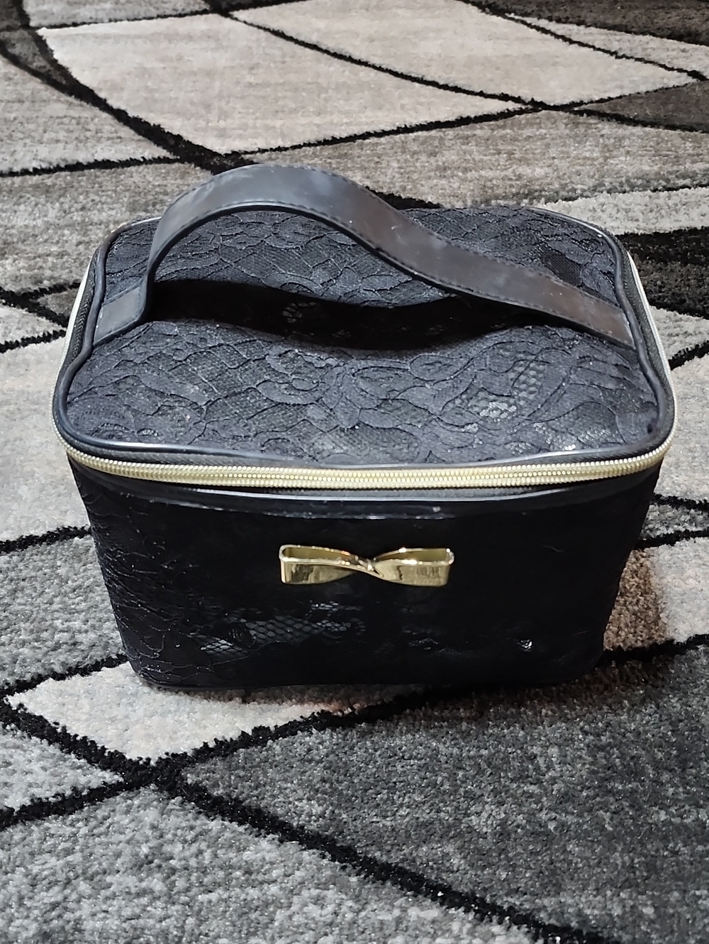 VICTORIA SECRET 2016 BLACK LACE OVERLAY GOLD EMBOSSED BOW TRAVEL TRAIN CASE